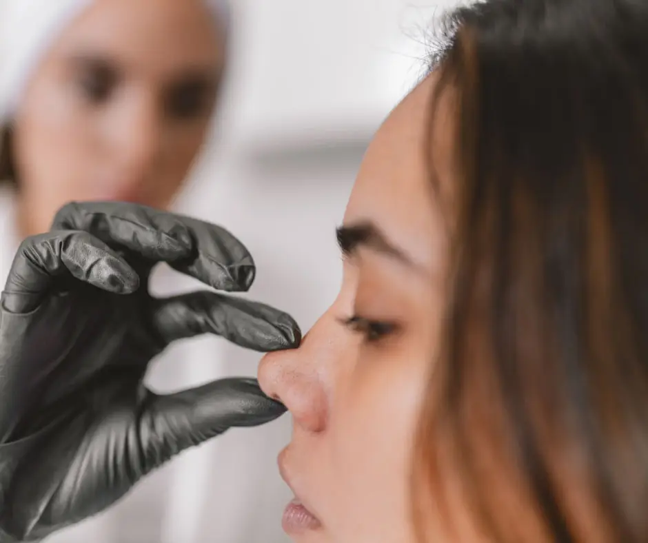 בדיקה לפיסול אף ללא ניתוח - מרכז לרפואת עור ואסתטיקה בהנהלת ד״ר אלה אגוזי