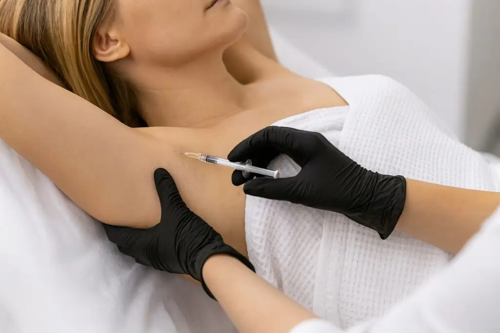 טיפול בהזעת יתר בבית השחי - המרכז לרפואת עור ואסתטיקה, ד״ר אלה אגוזי