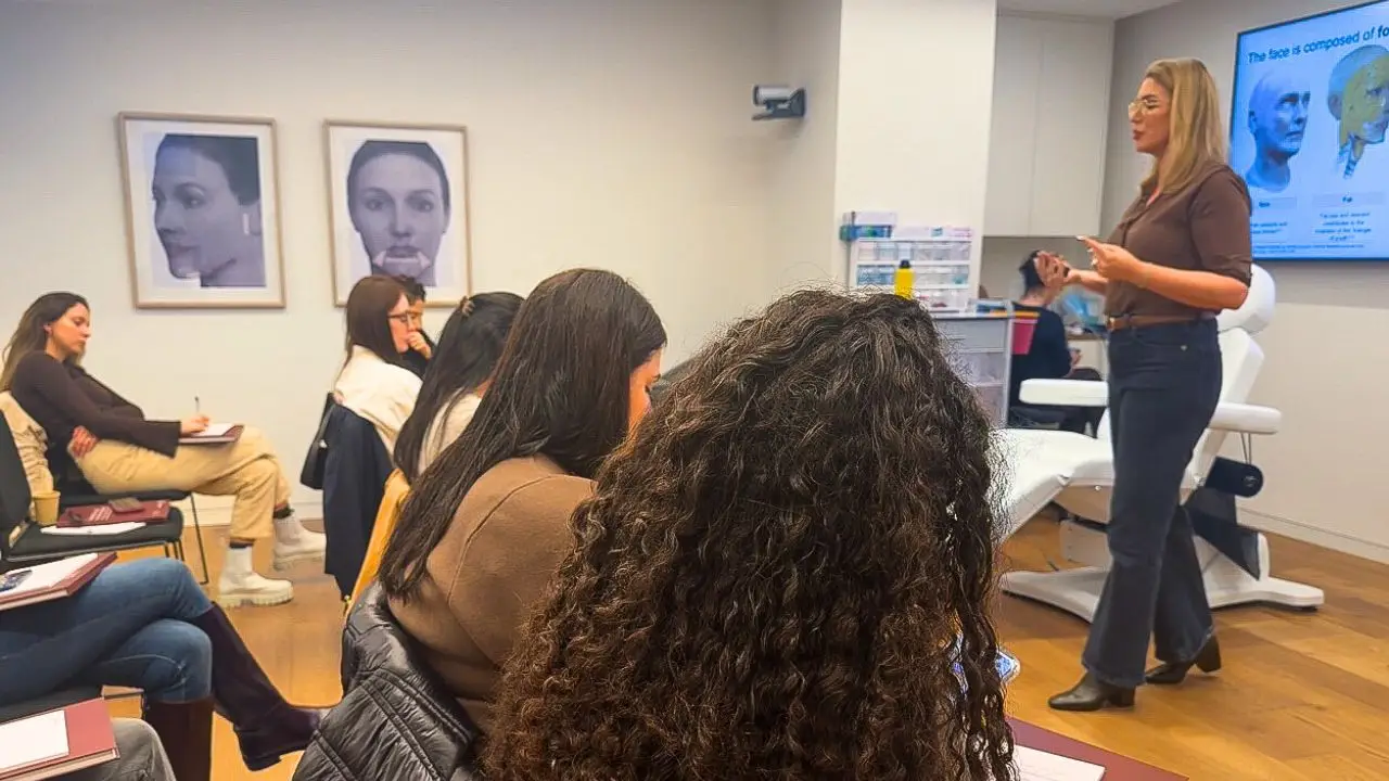 המרכז הרפואי של ד״ר אלה אגוזי | הכשרת רופאים -תרגול על מטופלים בליווי צמוד של ד״ר אלה אגוזי